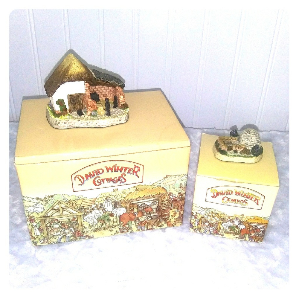 Vintage David Winter cottages. 2 piece lot